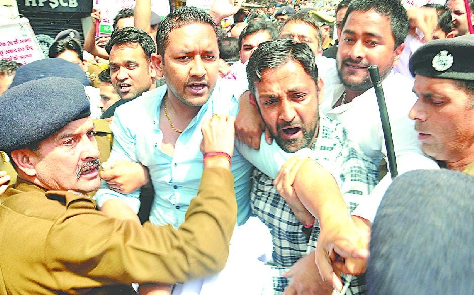 सीएम का पुतला जलाने को लेकर पुलिस और युकां में धक्कामुक्की