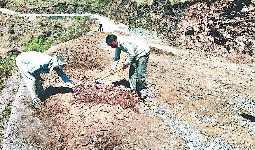 Solid from the soil instead of ballast on the road