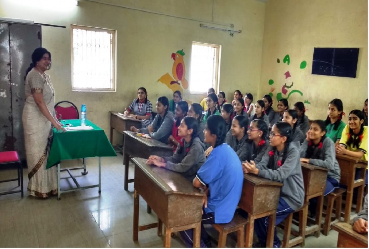 डीएम से मिले अभिभावक, प्रिंसिपल तलब
