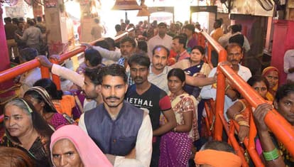 Amar singh and jaya prada do worship in vindhyavashini temple