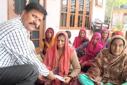 SDM gave 4 lakh rupee to Iraq isis victim family in kangra