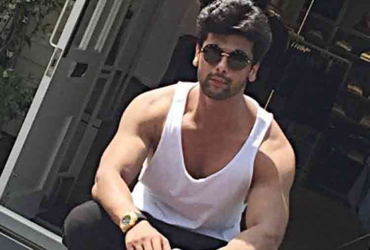 kushal tandon female fan slits her wrist for his love show in social media