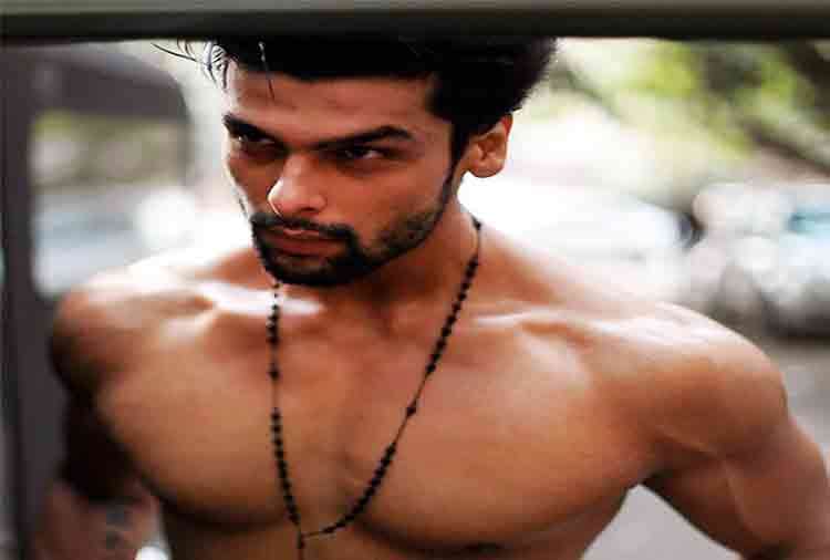 kushal tandon female fan slits her wrist for his love show in social media