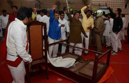 varanasi nagar nigam chaos bjp parshad meet mahendra nath pandey