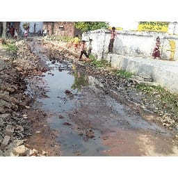 प्राथमिक विद्यालय के सामने जल भराव होने से बच्चे परेशान
