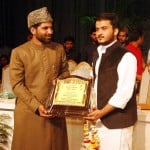  विधायक अब्दुला आजम खान को स्मुति चिन्ह देकर सम्मानित करते अमुवि छात्रसंघ सचिव मो. फहद।                      