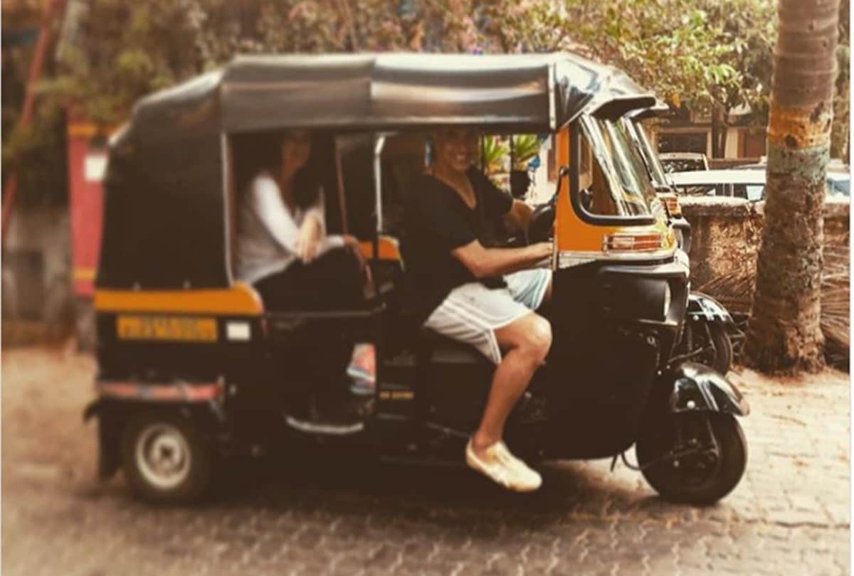 Akshay Kumar turns into a auto rickshaw driver for his wife twinkle khanna