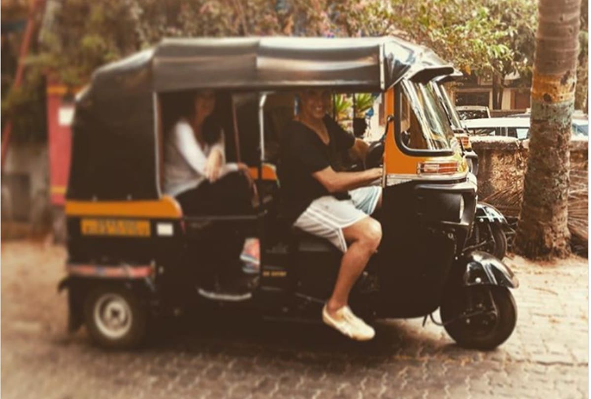 Akshay Kumar turns into a auto rickshaw driver for his wife twinkle khanna