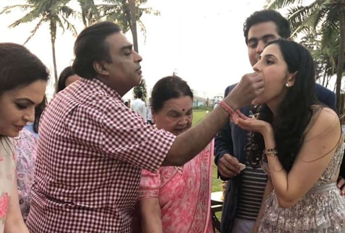 mukesh ambani son akash ambani engaged with shloka mehta photos viral
