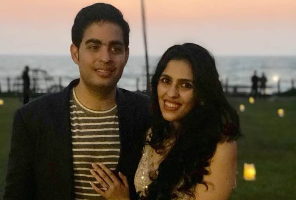 mukesh ambani son akash ambani engaged with shloka mehta photos viral