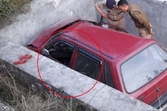 Accident in devprayag Car enter in Hauz one people killed