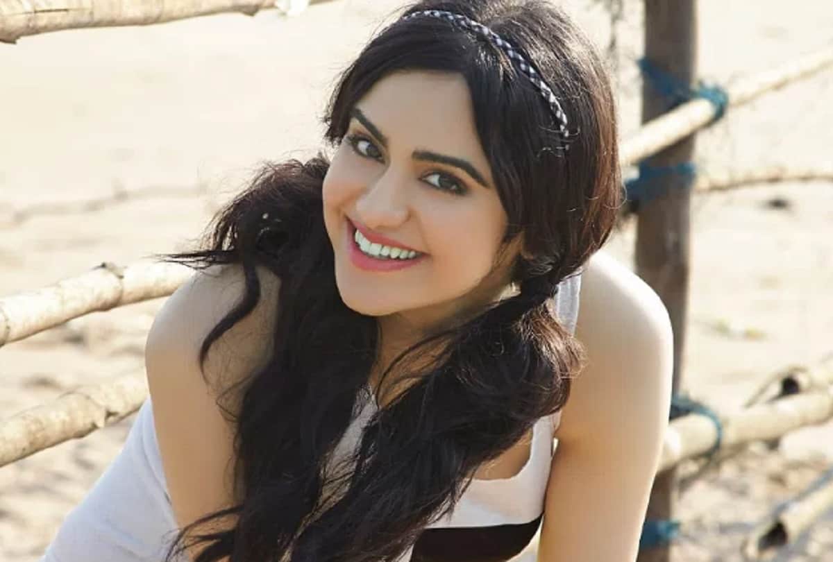 Adah Sharma perform cartwheel in saree on beach video goes viral