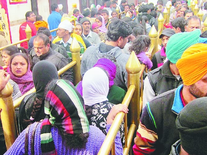 नयनादेवी में उमड़ा श्रद्धालुओं का जनसैलाब, एक लाख श्रद्धालुओं ने टेका माथा