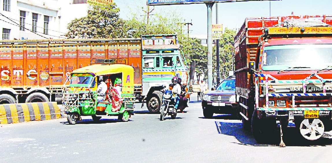 delhi road par fir daurne lage baari vaahan