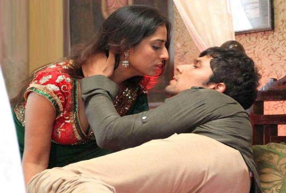  8 Intimate Hot Scenes when Bollywood Actors Lost Their Control