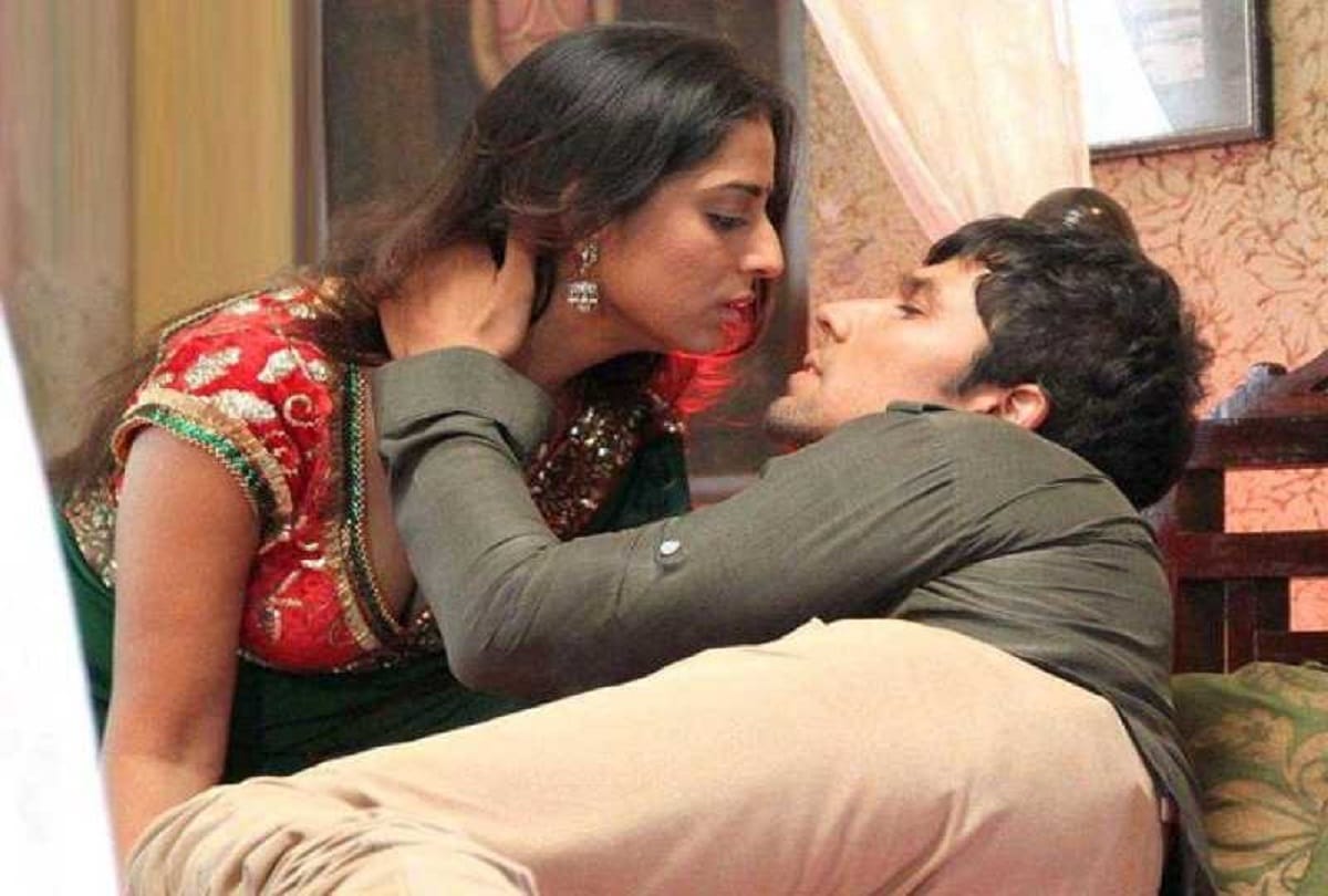 8 Intimate Hot Scenes when Bollywood Actors Lost Their Control