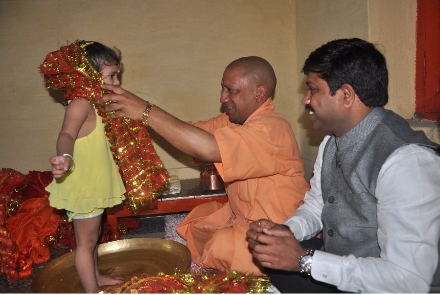 सीएम ने किया कन्या पूजन, पखारे पांव