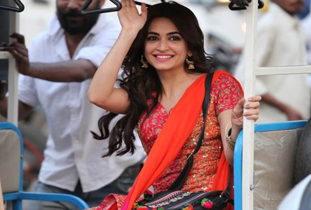 kriti kharbanda learning gujarati for her upcoming yamla pagla deewana phir se