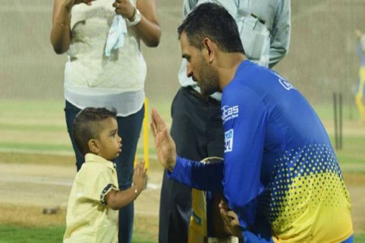 ms dhoni played high five game with his child fan
