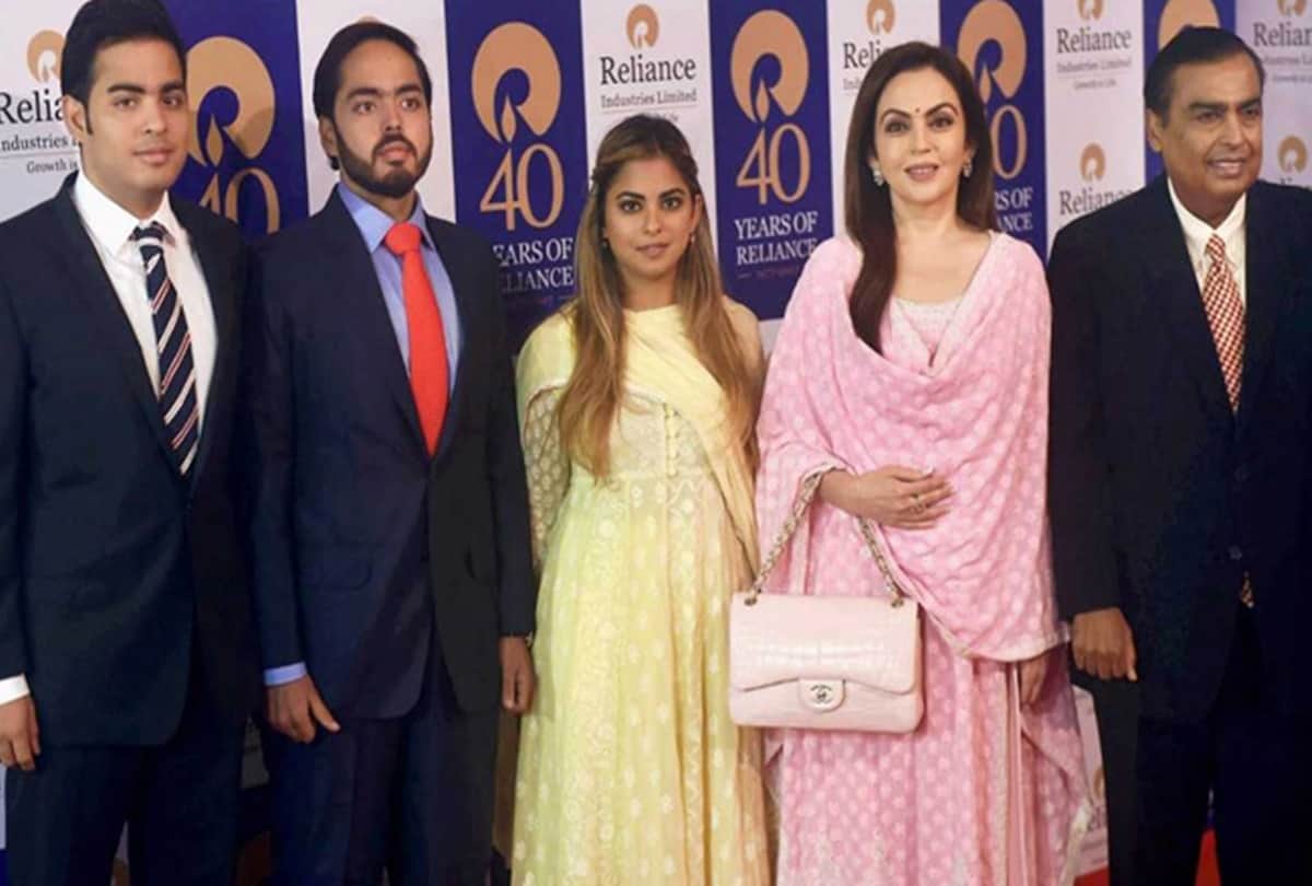 Akash Ambani and Shloka Mehta engaged cake has revealed