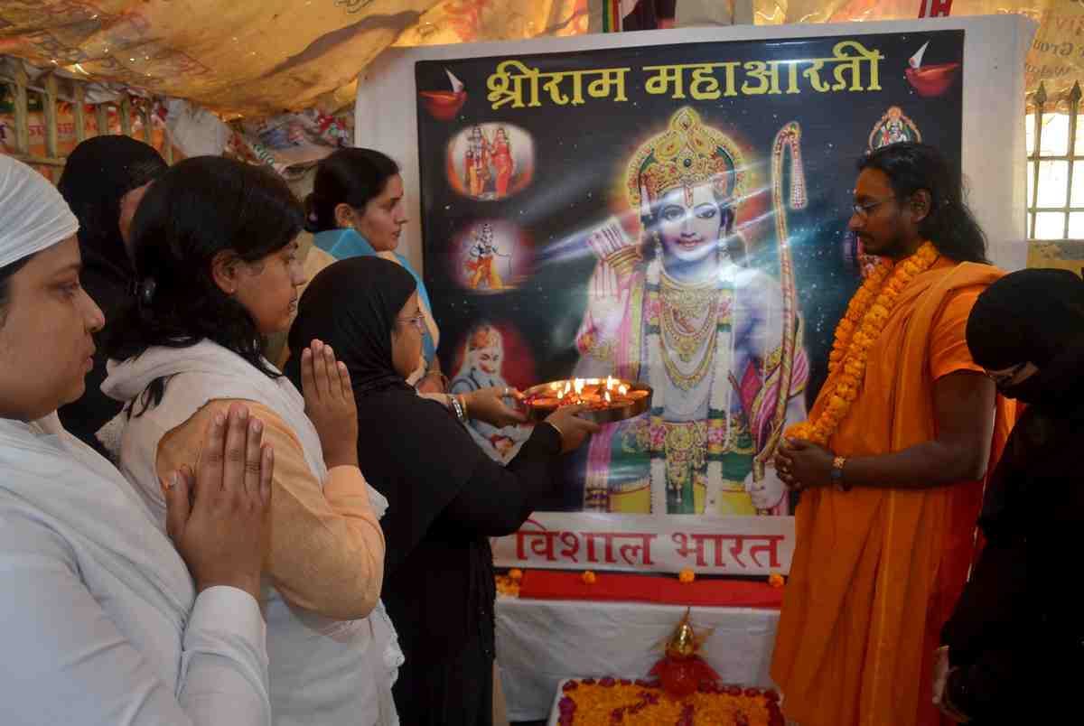 muslim womens pray and did aarti of lord rama