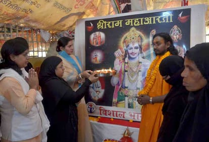 muslim womens pray and did aarti of lord rama