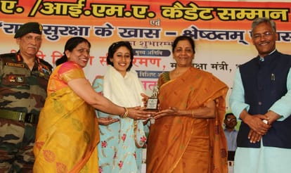Nirmala sitharaman crying during awarded martyrs wife in dehradun