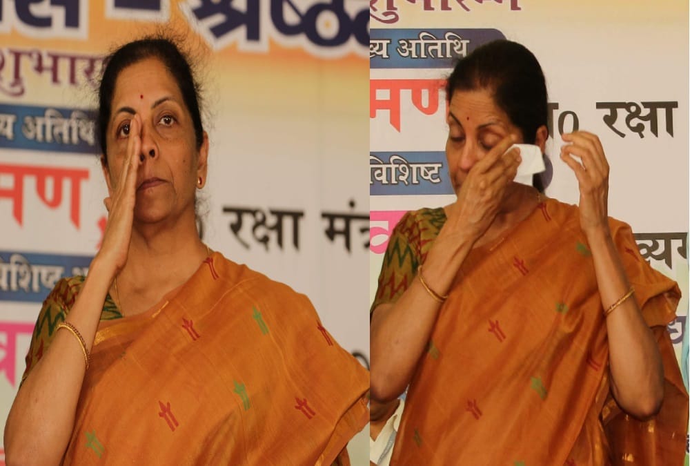 Nirmala sitharaman crying during awarded martyrs wife in dehradun