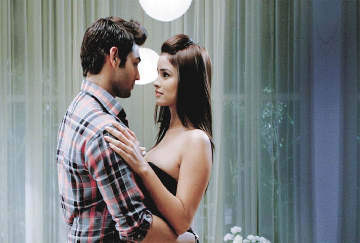  8 Intimate Hot Scenes when Bollywood Actors Lost Their Control