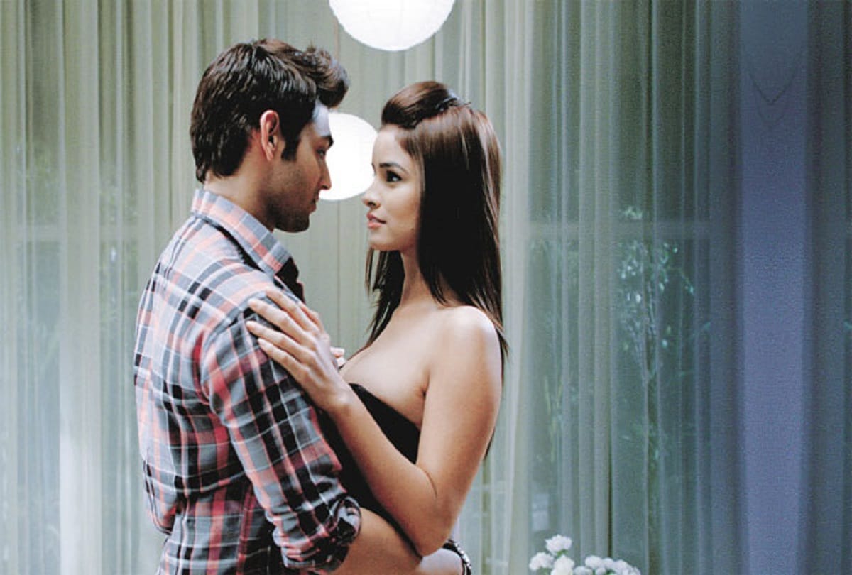  8 Intimate Hot Scenes when Bollywood Actors Lost Their Control