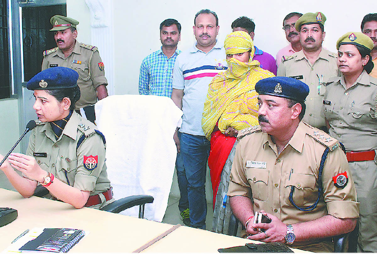 elder sister threw acid over sister