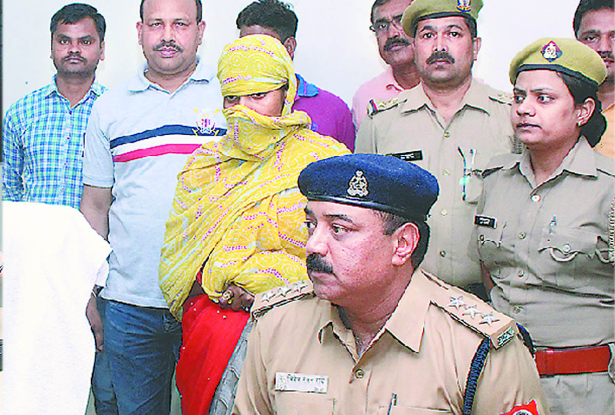 elder sister threw acid over sister