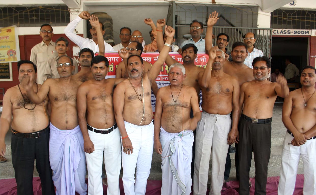 वितविहीन शिक्षकों ने किया अर्धनग्न प्रदर्शन