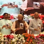 राष्ट्रपति को भेंट की गई राज्यपाल की पुस्तक चरैवेति चरैवेति 