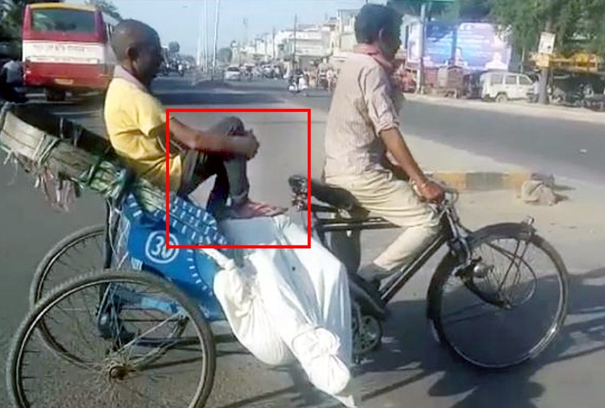 sweeper carrying dead body in rickshaw