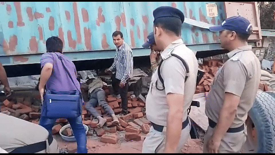 Casualty in haldwani three labour died due to cement container collapse