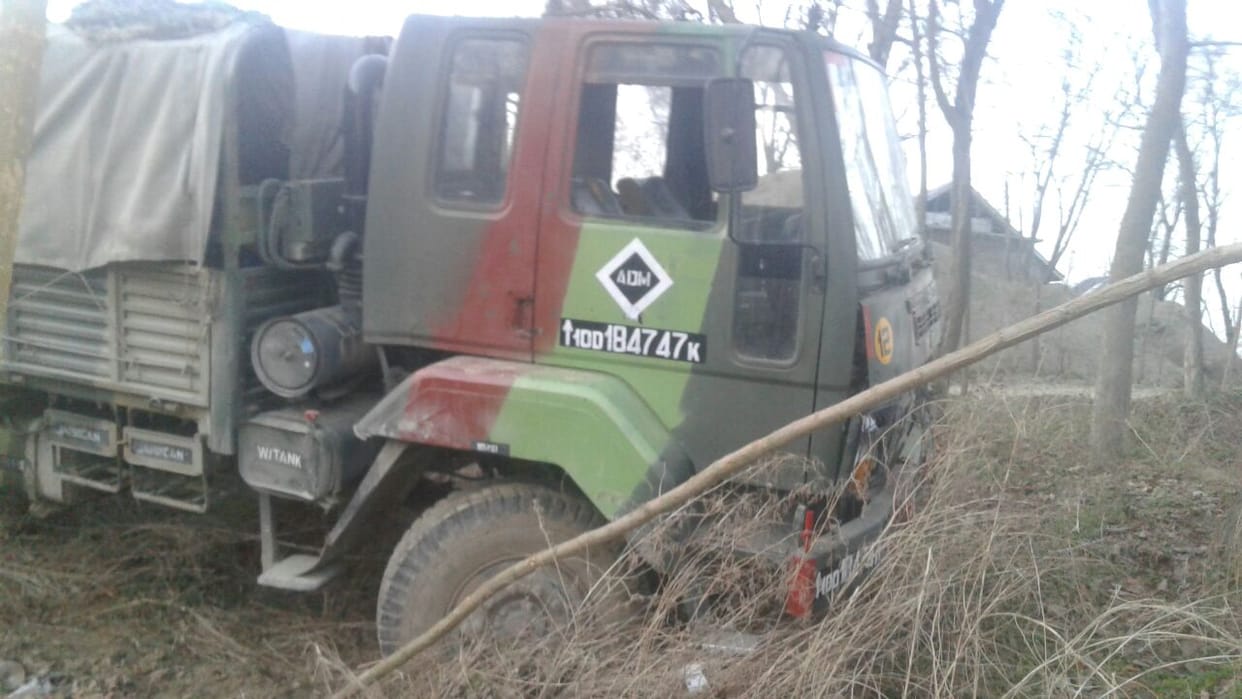 1 army man dead and 9 injured in an accident in Pulwama's Awantipora.