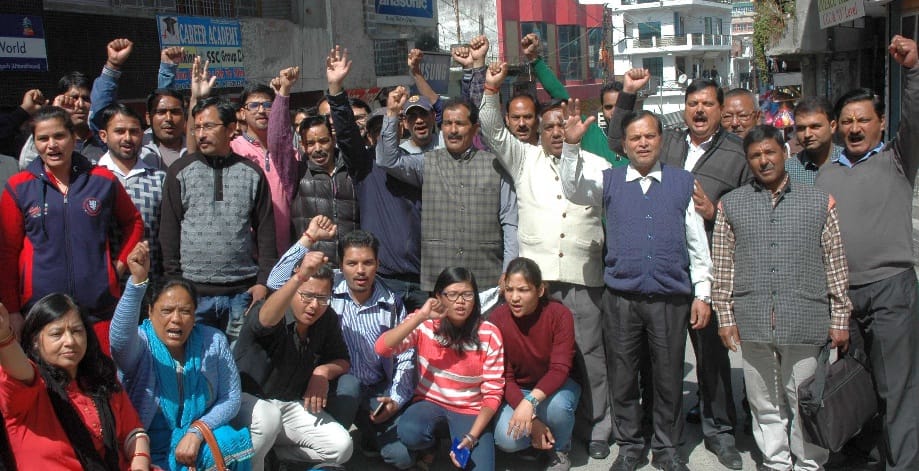 Bank employees start three-day strike