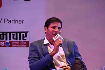 deputy cm keshav prasad and akhilesh yadav in kanpur amar ujala samwad event