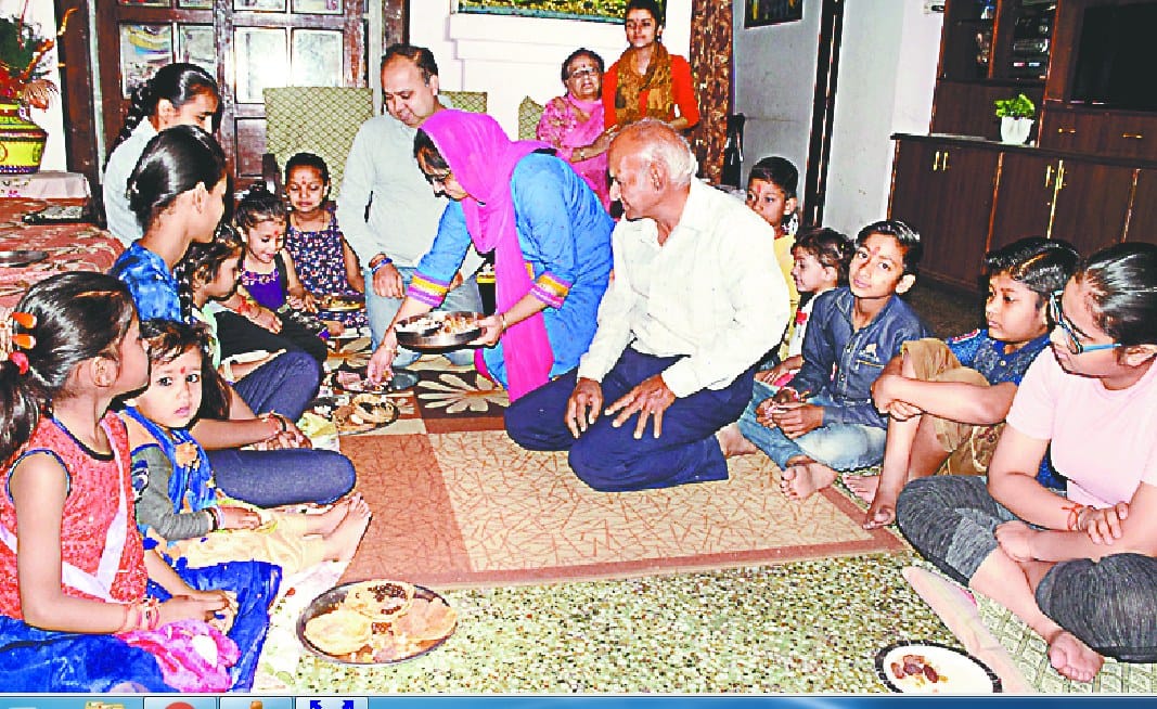 ghar-ghar me hua kanya pujan, ma ka hua gungan