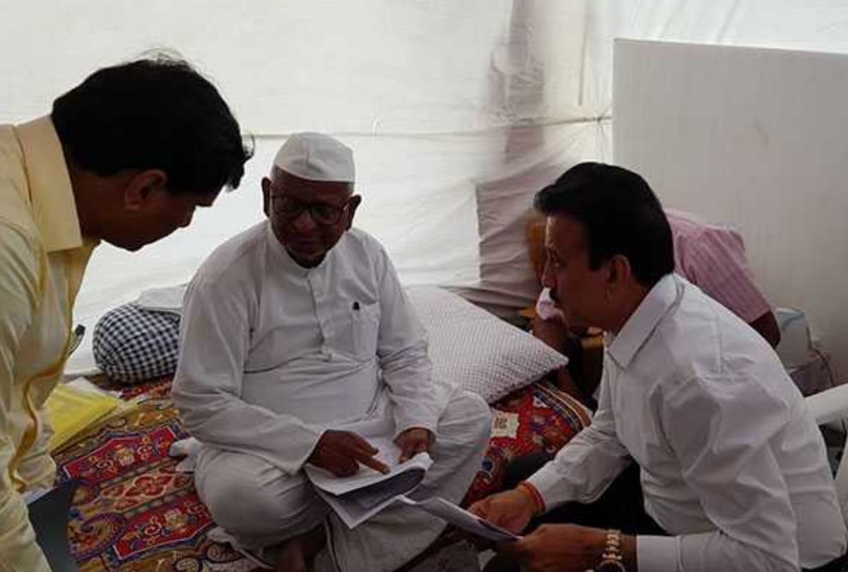 Minister Girish Mahajan arrived with draft of 15 pages meet Anna hazare at Ramlila Maidan