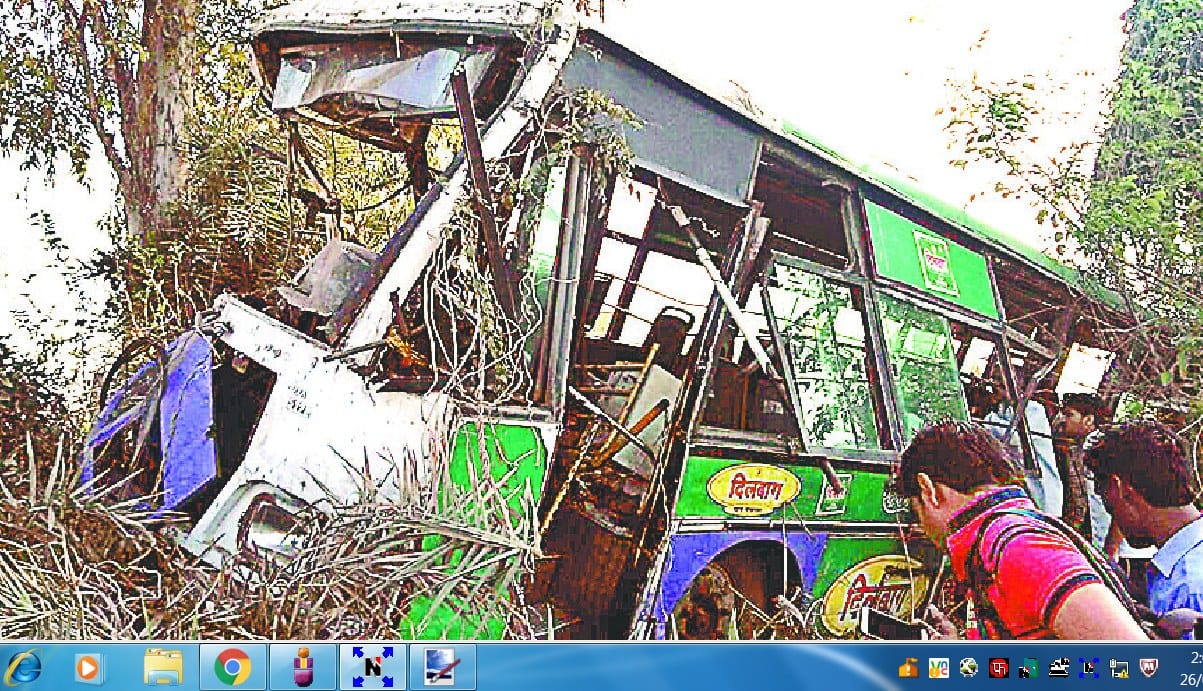 bus truck ki bhidant me driver ki maut