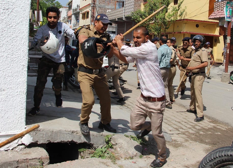 Religious place dispute police lathicharge in dehradun