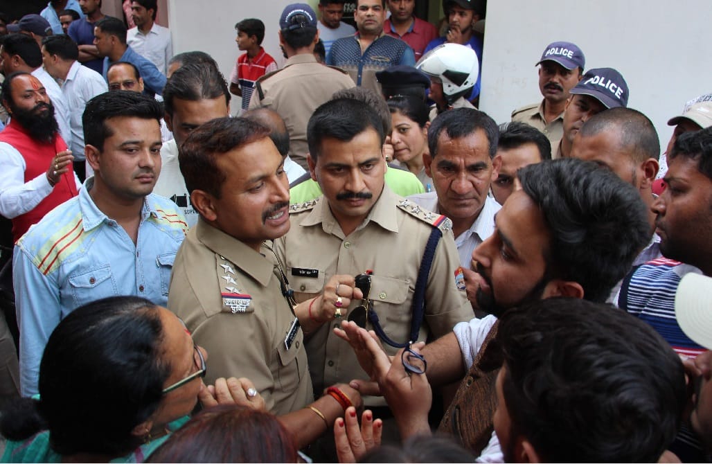 Religious place dispute police lathicharge in dehradun