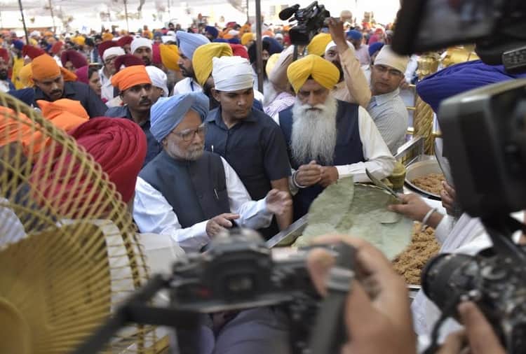 Formar Prime Minister Manmohan Singh With Wife in Golden Temple Amritsar