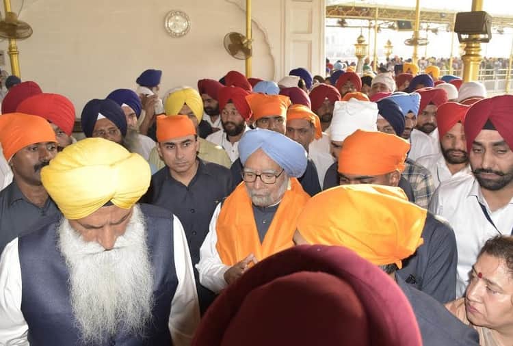 Formar Prime Minister Manmohan Singh With Wife in Golden Temple Amritsar