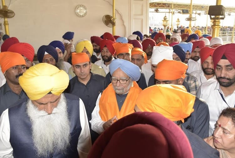 Formar Prime Minister Manmohan Singh With Wife in Golden Temple Amritsar