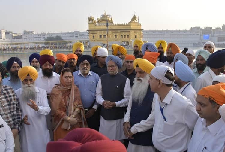 Formar Prime Minister Manmohan Singh With Wife in Golden Temple Amritsar
