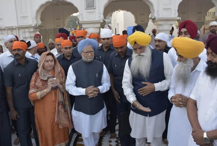 Formar Prime Minister Manmohan Singh With Wife in Golden Temple Amritsar