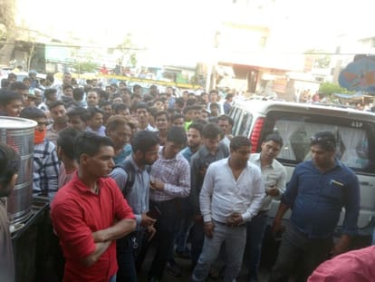 Agra: eleven boys and girls arrested in the raid